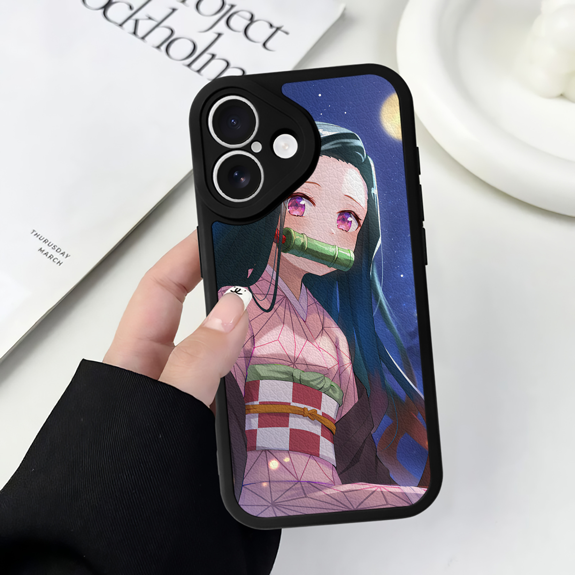 （画像用） 鬼滅の刃（きめつのやいば）竈門 禰󠄀豆子／かまど ねずこ Kamado Nezuko 【iPhone 16シリーズ対応】シリコンスマホケース（レザー調） 材質：シリコン